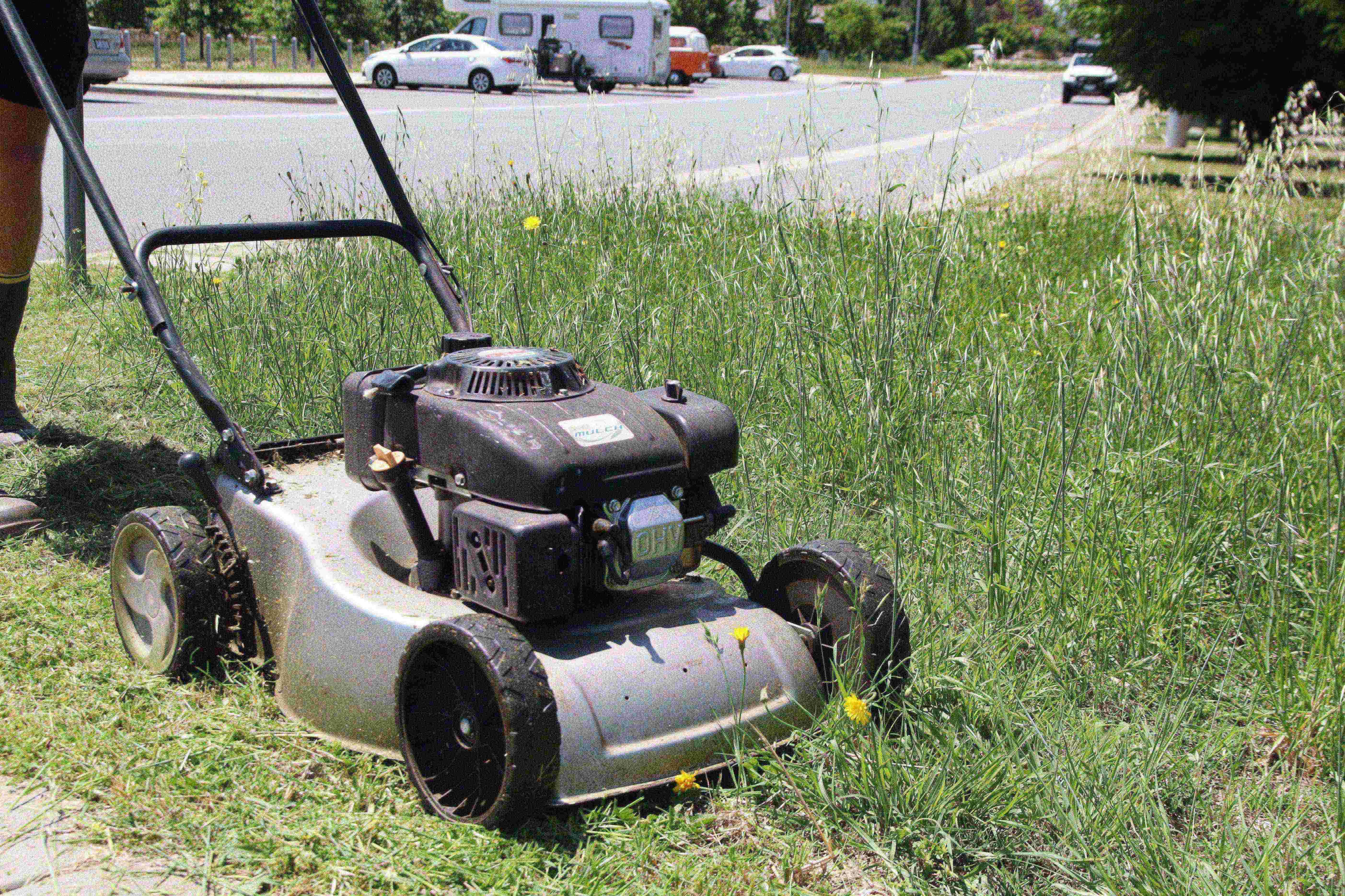 Late lawn mowing, poor parking: frivolous triple-zero calls spark ACT police warning