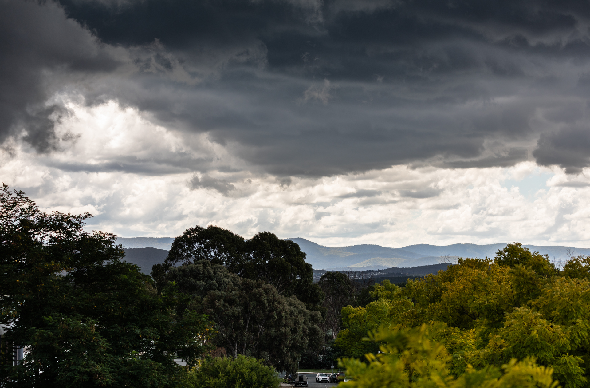 Severe thunderstorm warning with damaging winds, large hailstones and heavy rainfall issued for Canberra